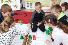 Kodowanie na dywanie- zajęcia  z kubeczkami